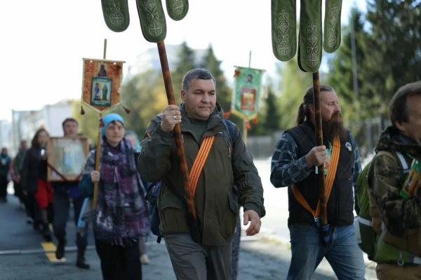 На Среднем Урале верующие отправились в один из самых продолжительных крестных ходов - Фото 1