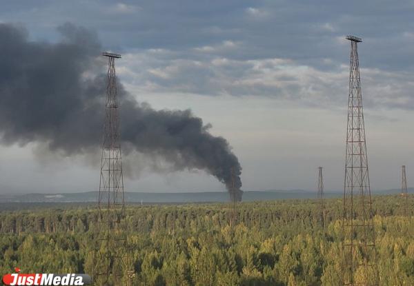 МЧС тушит сильный пожар в промзоне под Екатеринбургом - Фото 1