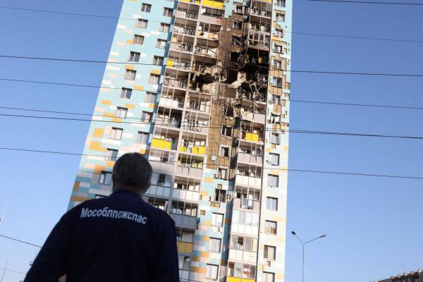 Взрыв беспилотника повредил больше половины квартир в многоэтажке в Раменском - Фото 1