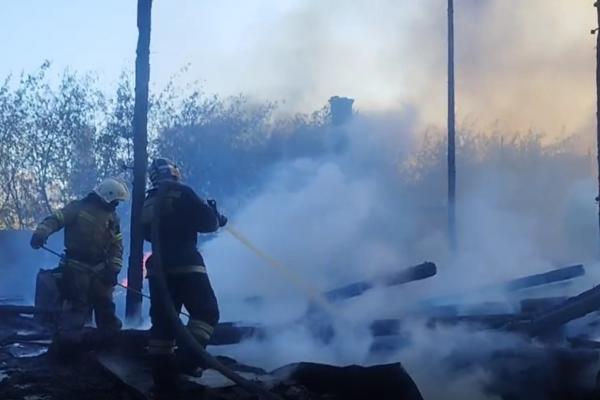 В Екатеринбурге на горящем складе на Челюскинцев обрушилась кровля - Фото 1