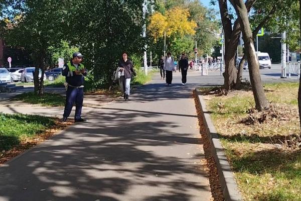 В Екатеринбурге мужчина на электросамокате сбил на тротуаре 12-летнего мальчика - Фото 1