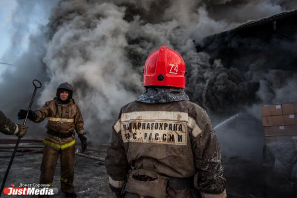 В Екатеринбурге локализовали пожар на заброшенном складе на Челюскинцев - Фото 1