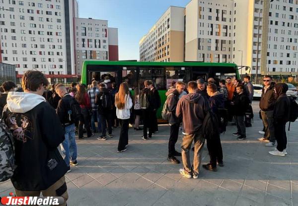 Четырех автобусов не хватило. Обитатели кампуса УрФУ продолжают жаловаться на транспортную недоступность - Фото 1