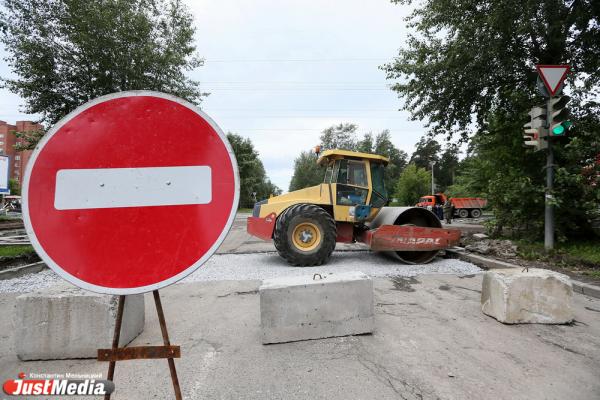 В Екатеринбурге до 15 октября закрыли движение транспорта по Лукиных - Фото 1