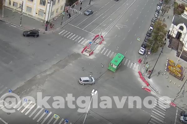 В Екатеринбурге на 8 Марта – Малышева в ДТП с автобусом пострадал ребенок - Фото 1