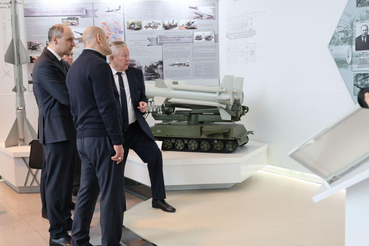 Артем Жога и Денис Паслер осмотрели соцобъекты завода имени Калинина - Фото 1