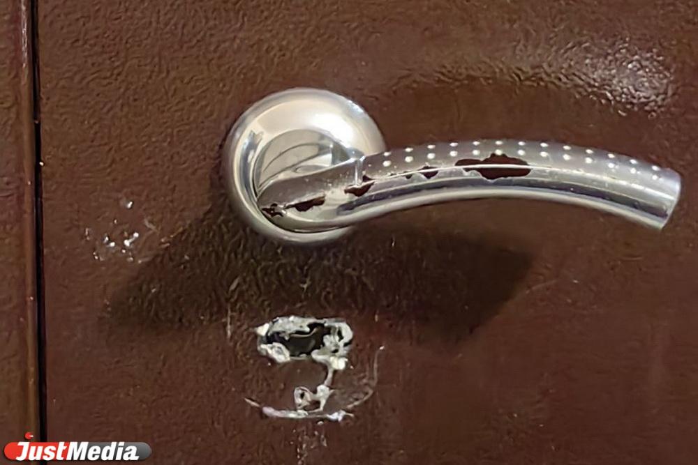 «Заливает клеем замки и включает виброколонку». Жители дома на Учителей пожаловались на соседку - Фото 1