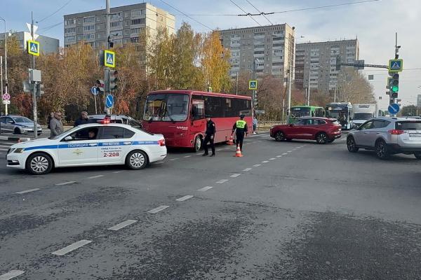 Пенсионерка и ребенок пострадали в столкновении легковушки и автобуса в Екатеринбурге - Фото 1