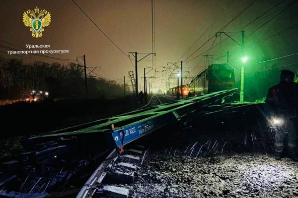 В Челябинске в столкновении двух грузовых поездов пострадал человек - Фото 1