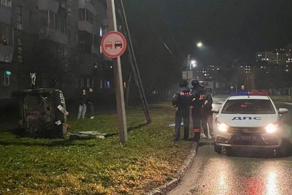 В Верхней Пышме пьяный водитель врезался в столб, уходя от погони ГИБДД - Фото 1