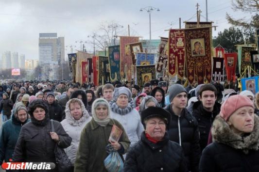  В центре Екатеринбурга из-за крестного хода 4 ноября перекроют движение транспорта - Фото 1