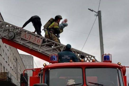 В Качканаре с помощью автолестницы МЧС спасло из горящей квартиры пять человек - Фото 1