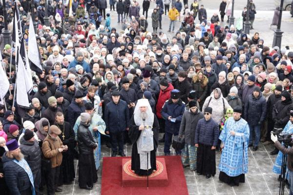 Тысячи уральцев отметили День народного единства крестным ходом по Екатеринбургу - Фото 1