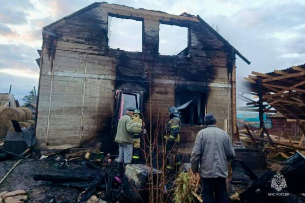 В Алтайском крае отец вернулся в горящий дом за сыном, но выйти они не смогли - Фото 1