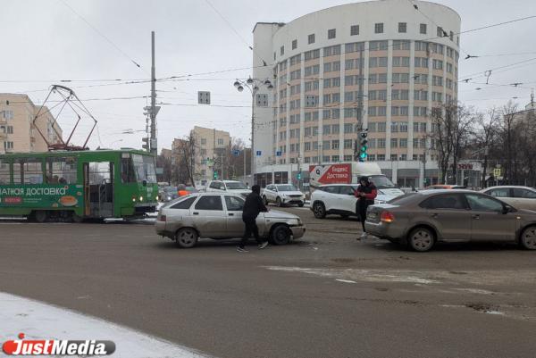 В Екатеринбурге по Ленина и Луначарского из-за ДТП встали трамваи - Фото 1