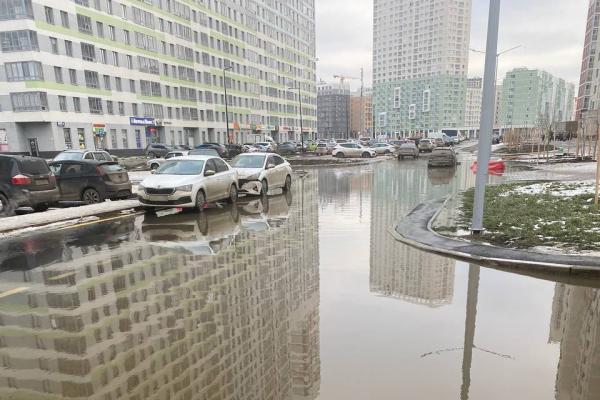 На Широкой Речке сточными водами затопило несколько улиц - Фото 1