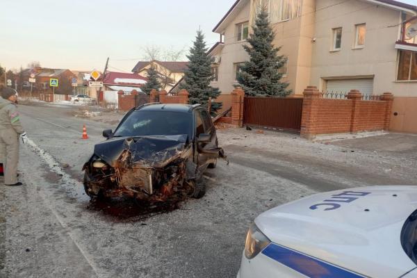 В Верхней Пышме пьяный водитель «Лады» снес забор частного дома - Фото 1