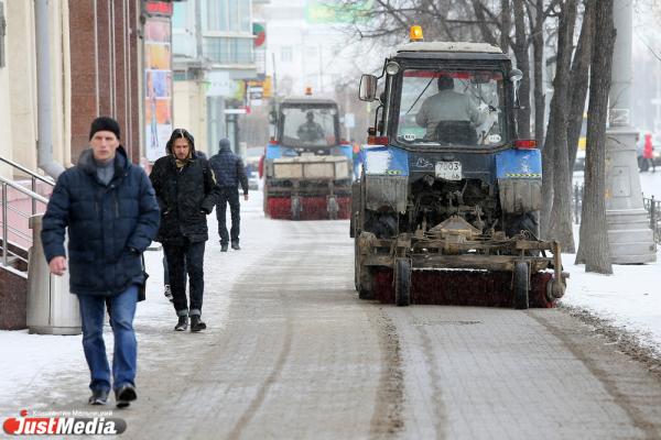 Замглавы Екатеринбурга Игорь Сутягин остался недоволен уборкой тротуаров и остановок   - Фото 1