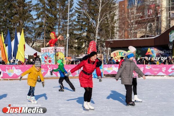 Организация музыки в новогоднюю ночь на катке на площади 1905 года обойдется в полмиллиона рублей - Фото 1