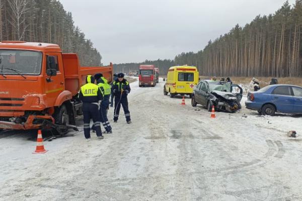 ГИБДД полностью закрыла движение на Тюменском тракте из-за массового ДТП - Фото 1