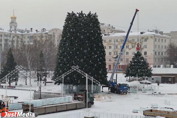 В Историческом сквере установили елку и привезли лед - Фото 1