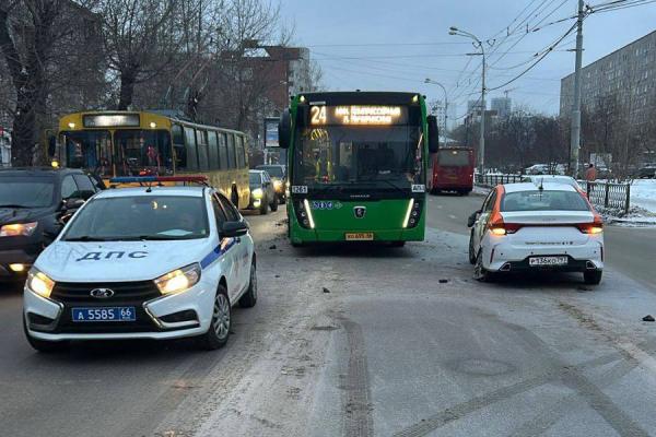 На ВИЗе 21-летний водитель каршеринга влетел в автобус №24 - Фото 1