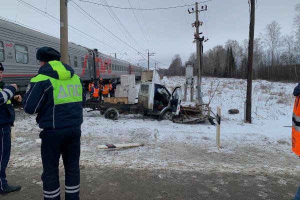 В Свердловской области водитель «Газели» врезался в тепловоз - Фото 1