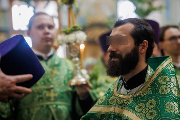 Обвиняемый в попытке изнасилования священник из Екатеринбурга ушел на СВО - Фото 1