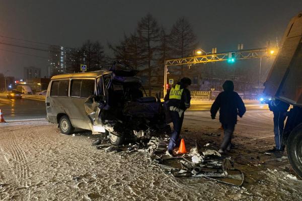 На Эльмаше водитель КамАЗа погубил водителя Toyota, не пропустив его при повороте - Фото 1