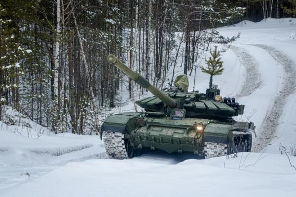 Уральцы поставили в зону СВО полсотни современных танков - Фото 1