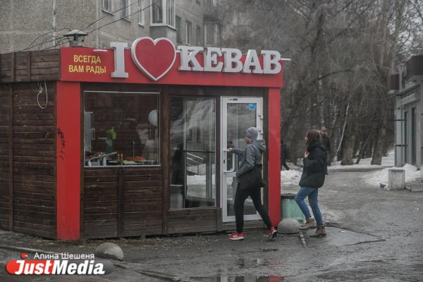 Военные в Екатеринбурге устроили рейд по киоскам - Фото 1