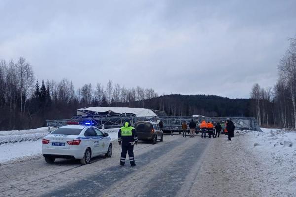 Под Нижними Сергами фура снесла опору с информационным табло и перекрыла движение транспорта  - Фото 1