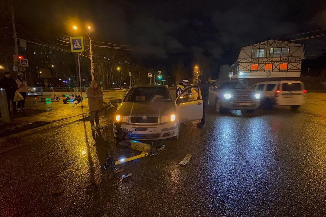 В очередном ДТП в Екатеринбурге пострадали подростки на электросамокате - Фото 1