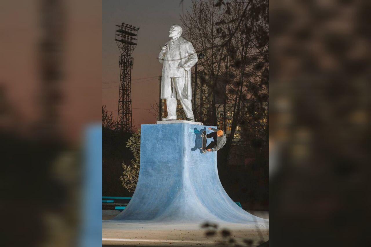 Депутат Свалов опроверг сообщения о превращении памятника Ленину в Верхней Пышме в рампу для скейтбордистов - Фото 1