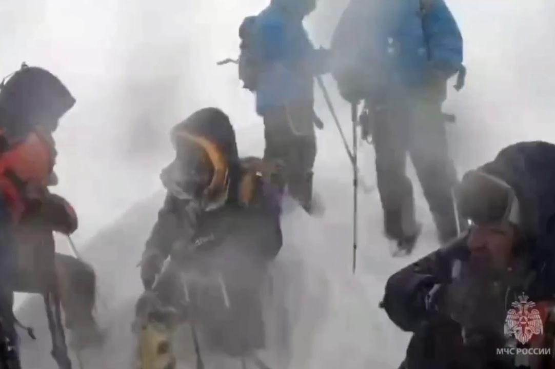 Сотрудники МЧС нашли тела двух погибших на Эльбрусе туристов - Фото 1