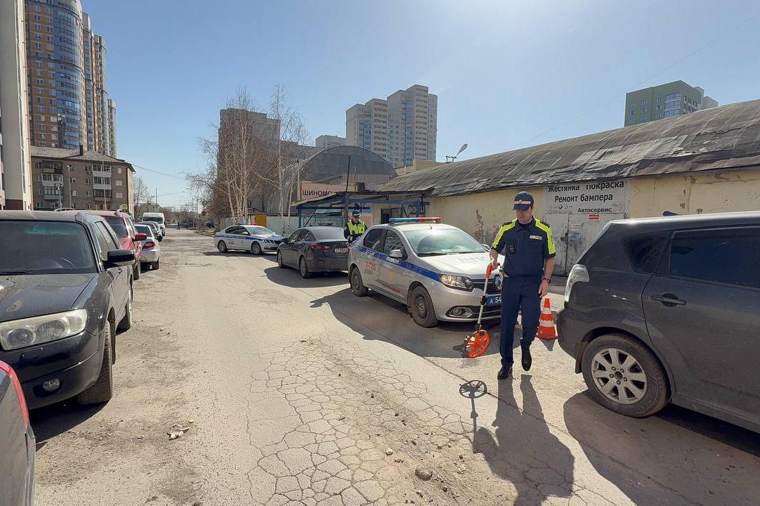 В Екатеринбурге 86-летний дедушка на иномарке сбил подростка и скрылся с места ДТП - Фото 1