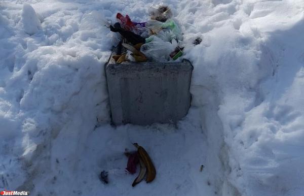 Урны переполнены, скамейки – в снегу: екатеринбуржцы пожаловались на отсутствие уборки в парке Архипова