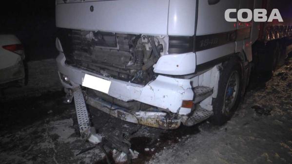 На ЕКАДе в страшной аварии с участием тягача погиб водитель такси - Фото 3