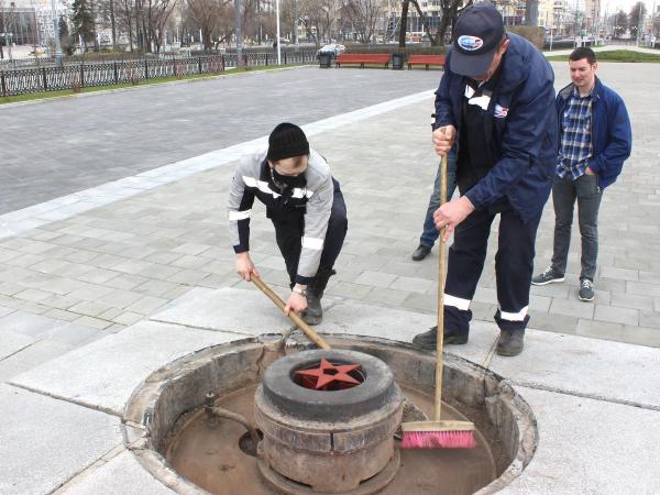 В Екатеринбурге в чаше Вечного огня нашли бутылки из-под водки и остатки цветов - Фото 3