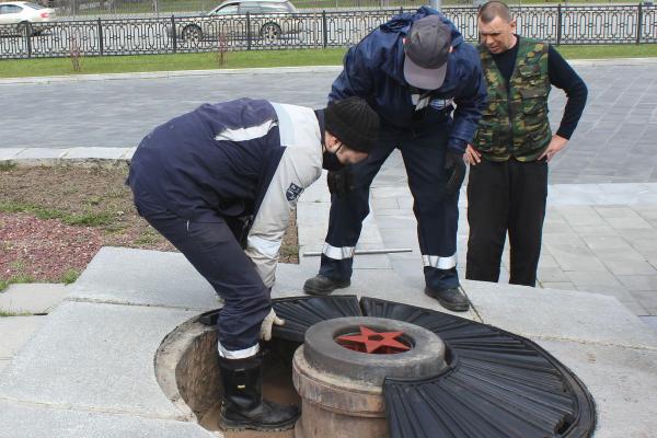 В Екатеринбурге в чаше Вечного огня нашли бутылки из-под водки и остатки цветов - Фото 4