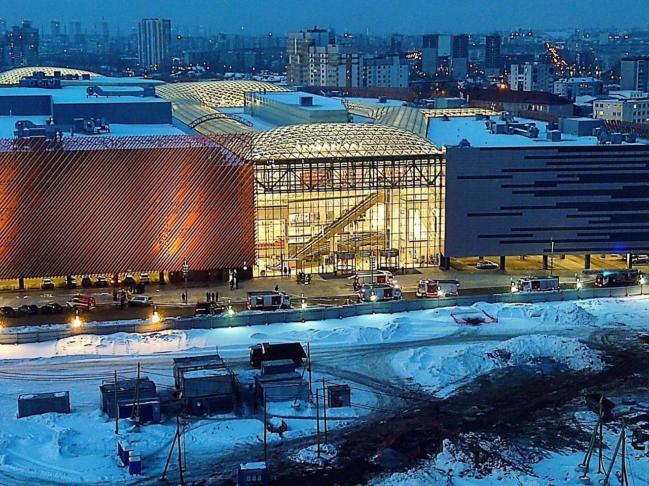 В Екатеринбурге пожарные стягиваются к Veer Mall. Не похоже на учения |  04.03.2022 | Екатеринбург - БезФормата