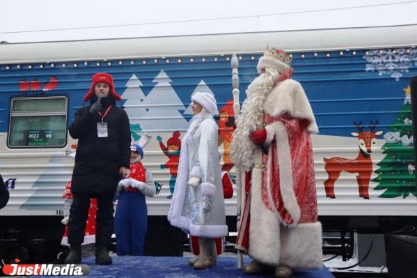 Жители Екатеринбурга встретили поезд Деда Мороза - Фото 3