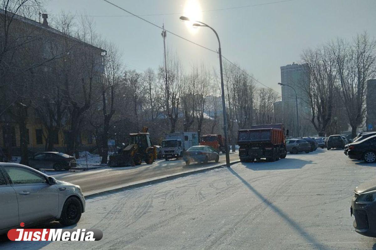 В Екатеринбурге из-за коммунальной аварии затопило улицу Гагарина 20  февраля 2023 года - JustMedia.ru, 20.02.2023