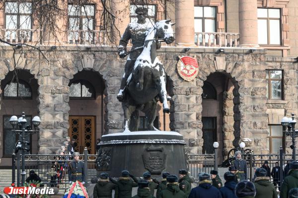 В Екатеринбурге возложили цветы к памятнику маршалу Советского Союза Георгию Жукову - Фото 4