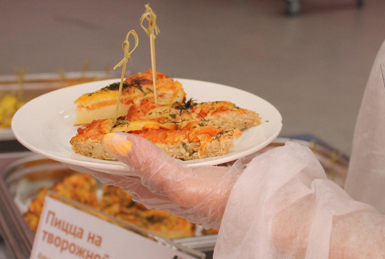 Бургеры и ПП-пицца. В нескольких школах Екатеринбурга появилась school food  - JustMedia.ru, 18.04.2023