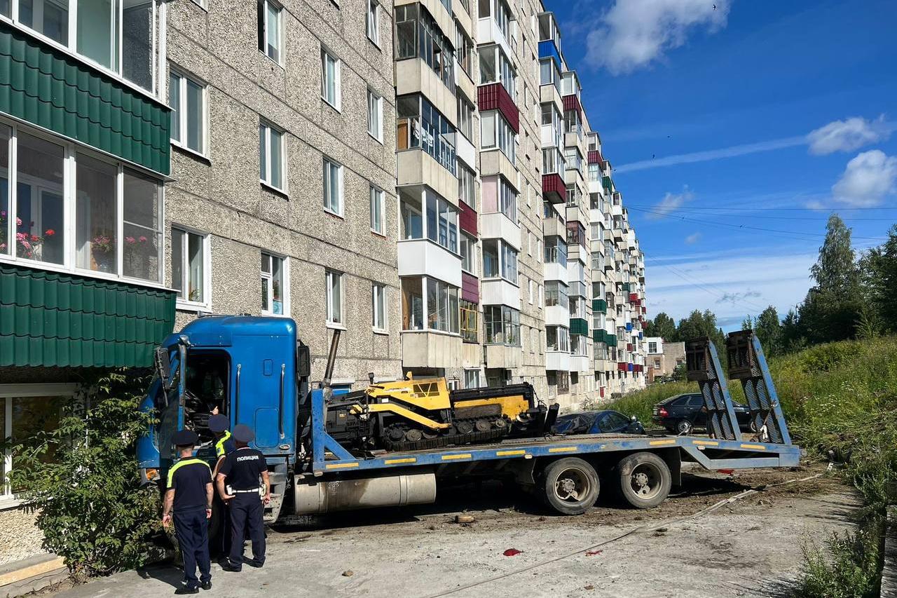 В Качканаре грузовик снес две легковушки и врезался в дом | 28.07.2023 |  Екатеринбург - БезФормата