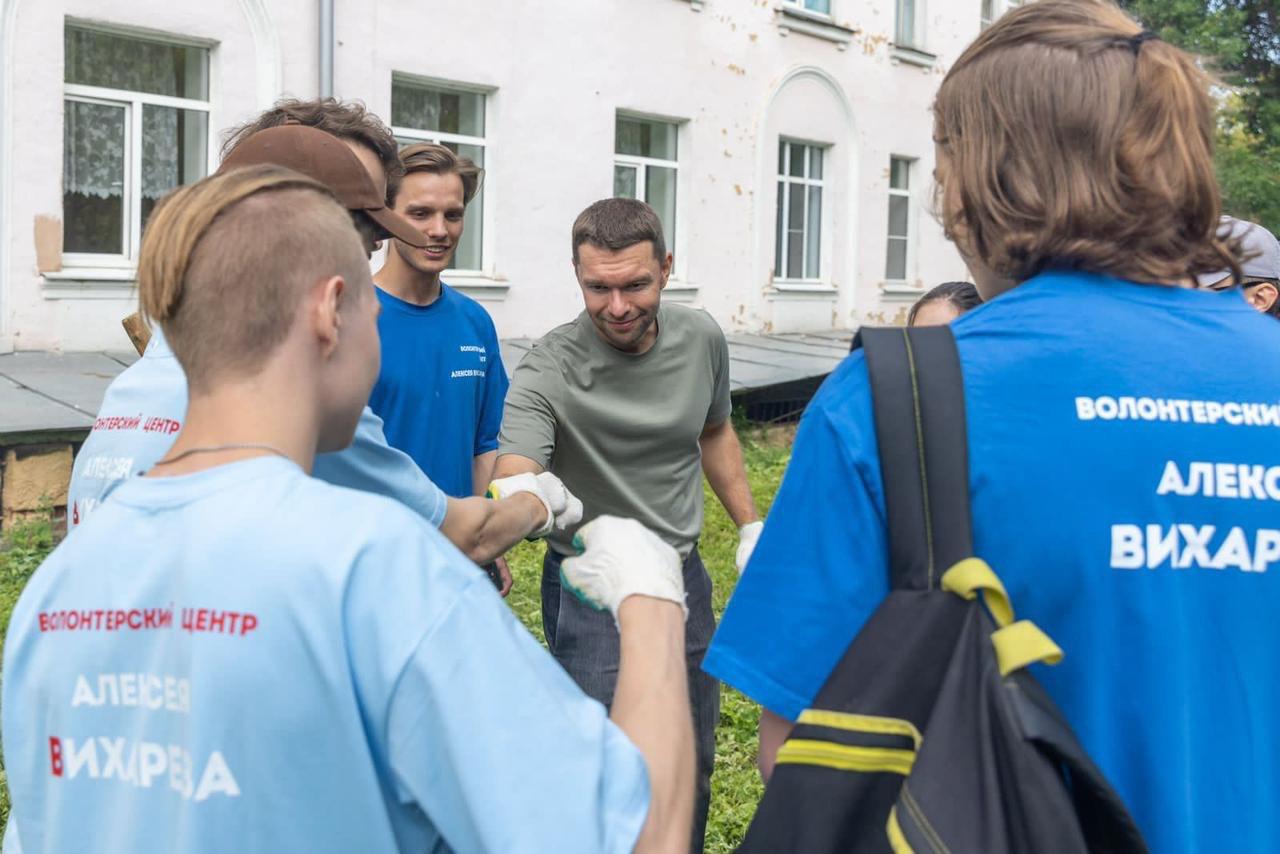 Депутат Алексей Вихарев и его волонтеры провели субботник в ЦГБ№23 |  09.08.2023 | Екатеринбург - БезФормата