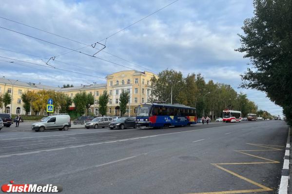 В Екатеринбурге по Старых Большевиков из-за ДТП остановилось трамвайное движение - Фото 3