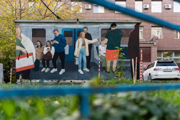 Уличная будка в центре Екатеринбурга превратилась в вагон метро - Фото 2