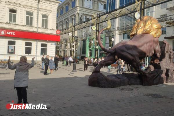 К огромной статуе льва с бронзовыми яйцами на Вайнера приставили охрану - Фото 3